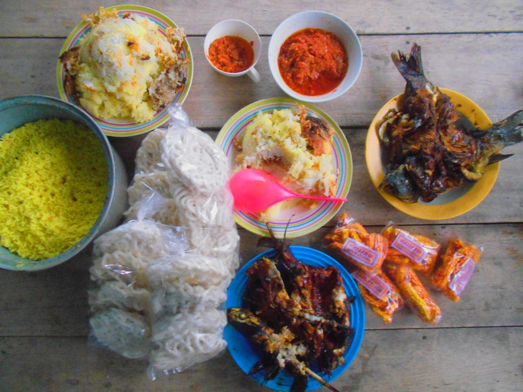 Nasi Liwet, Ikan Bakar, Sambel, dan Kerupuk. 