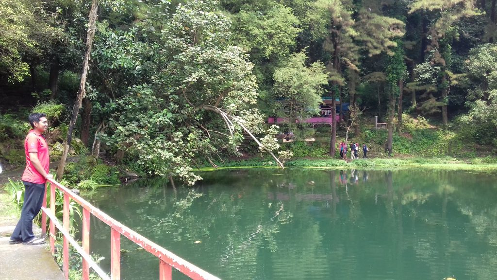 Nendy di tengah Jembatan Merah Telaga Nilem