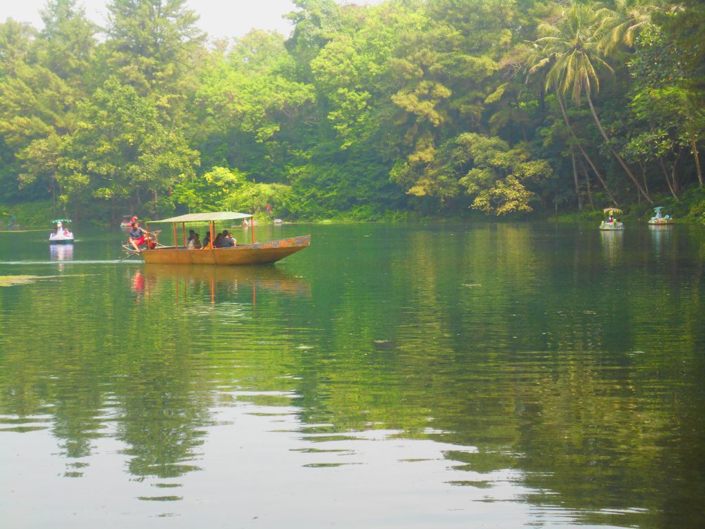 Perahu di Tengah Telaga Remis. Photo by: Arum Silviani