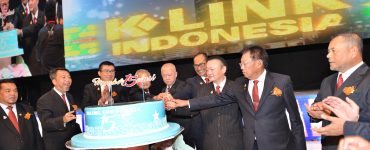 Pemotongan Kue Ulang Tahun oleh Para Board of Directors (BOD) K-Link Internasional