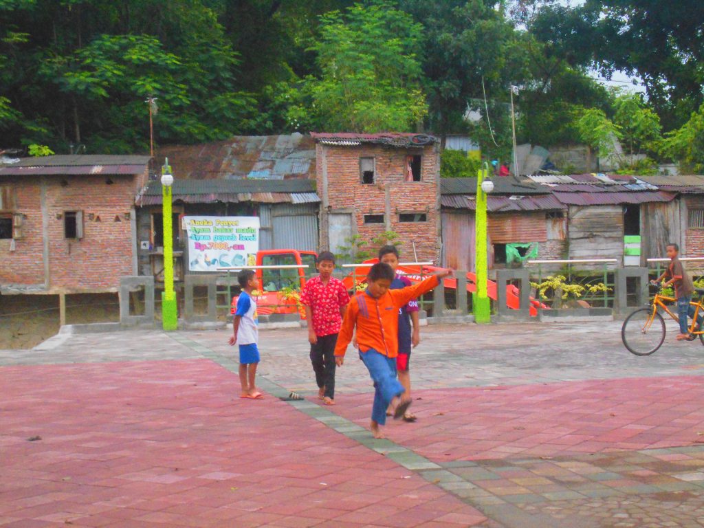 Anak-anak bermain bola di lapangan taman kasmaran