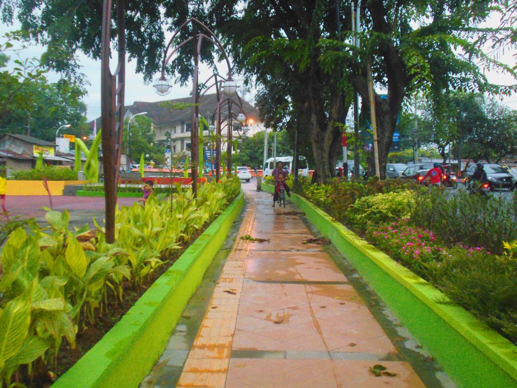 Trotoar di depan Taman Kasmaran Semarang