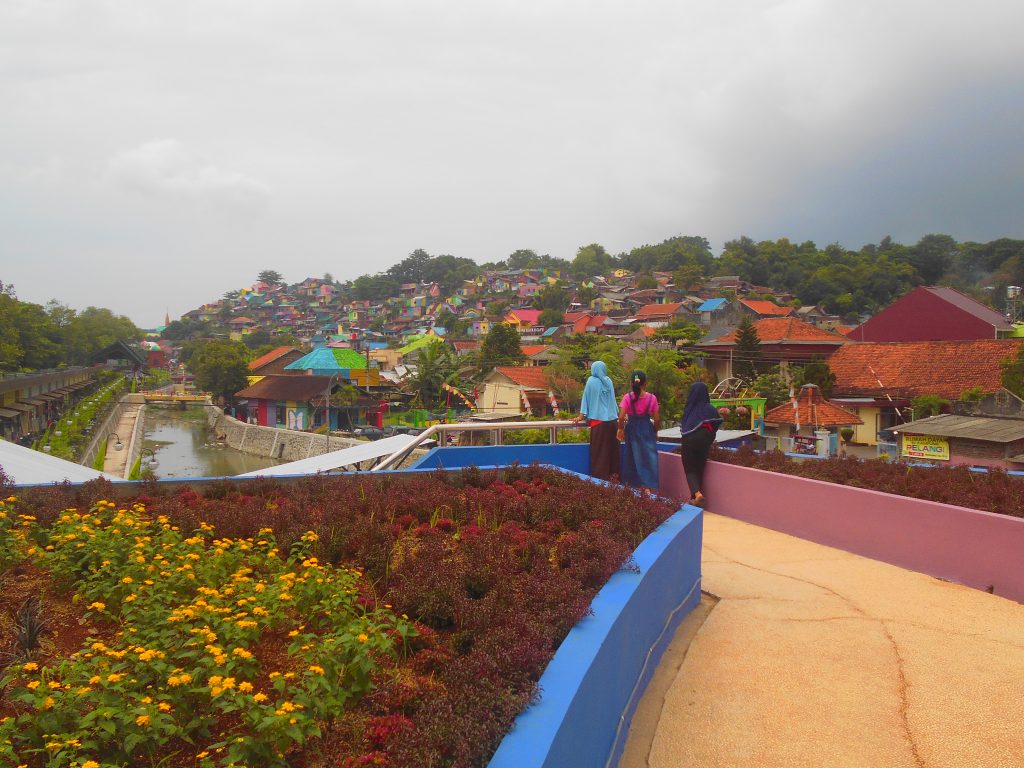 Kampung Pelangi dilihat dari Taman Kasmaran