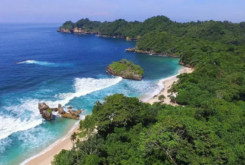 Pantai Banyu meneng, Malang Selatan Rekomendasi Tempat Traveling Antimainstream di Jawa Timur
