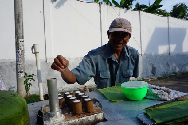 Bapak Penjual Putu Ayu