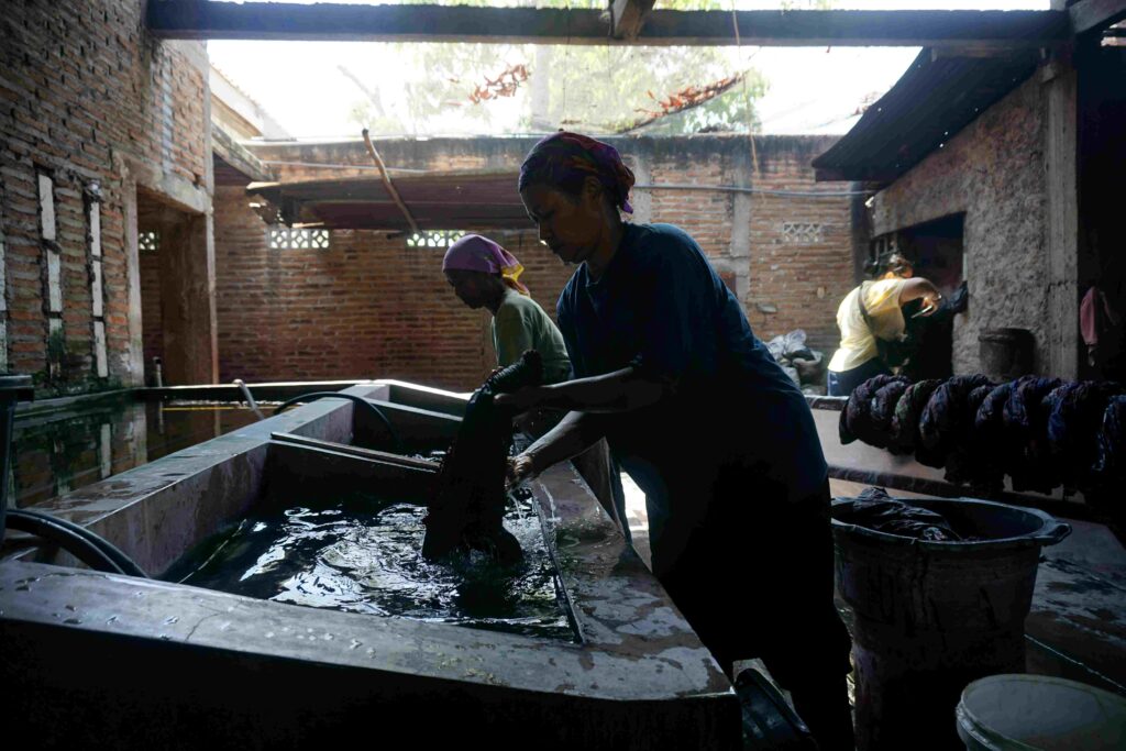 Proses Pencucian Batik menggunakan air dingin