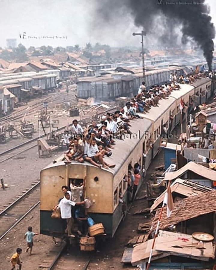 Kereta Api Tujuan Rangkasbitung di Stasiun Tanah Abang, 1970. Courtesy of: Mr. Michael Friedel⁣