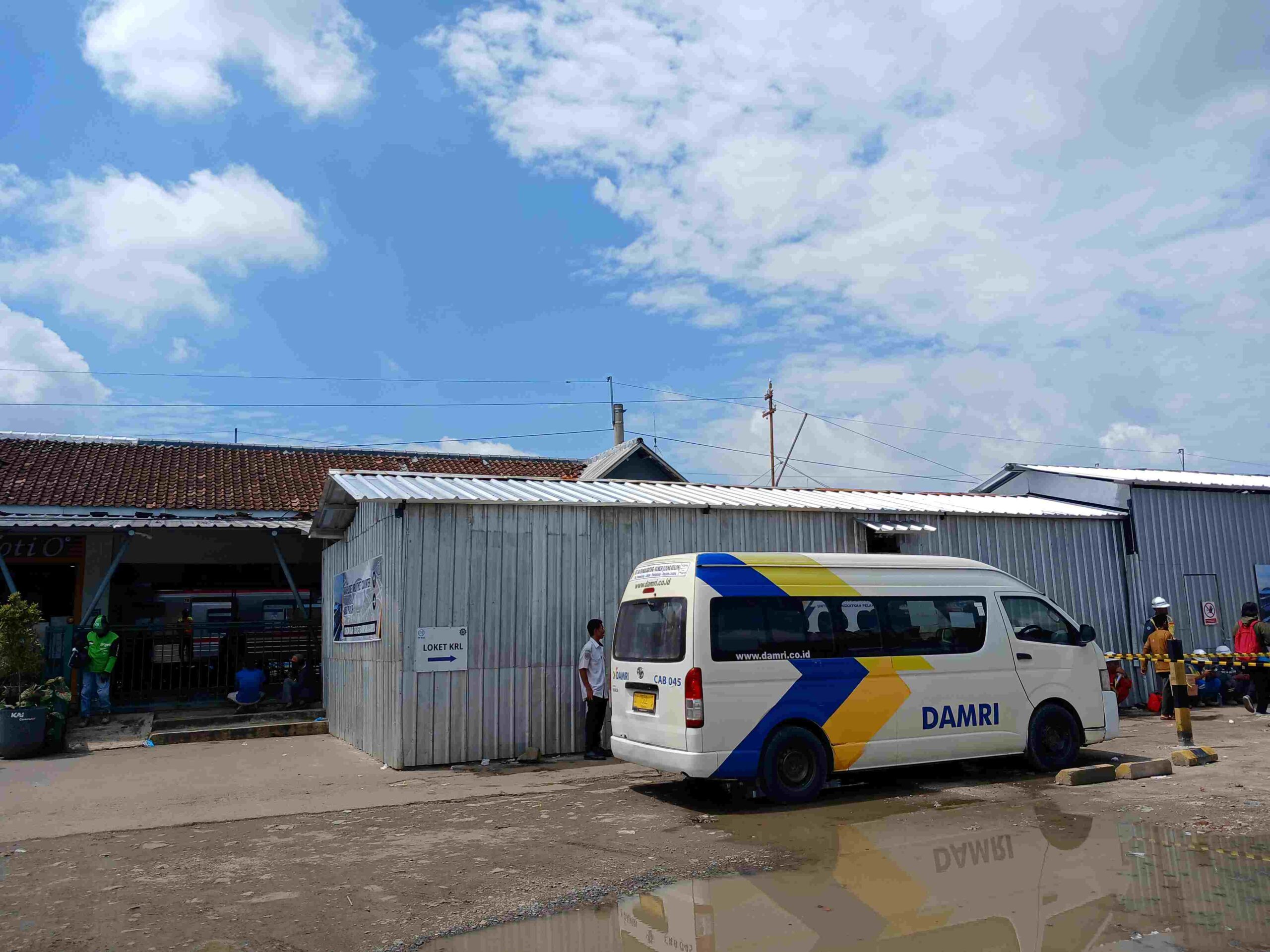 Bandung ke Pantai Sawarna naik transportasi publik Damri dari Stasiun Rangkasbitung
