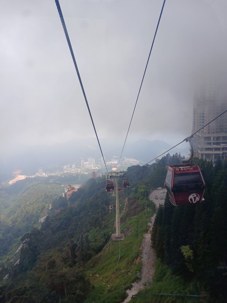 Menembus kabut dengan Cable Car Genting Highlands