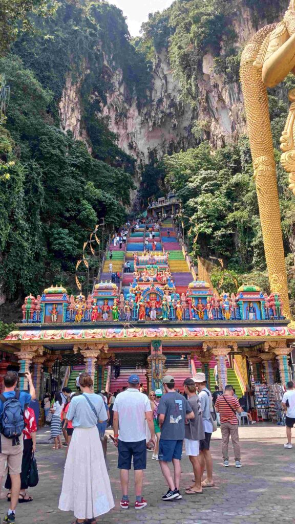 ratusan anak tangga yang dinaiki saat Solo Traveling ke Batu Caves