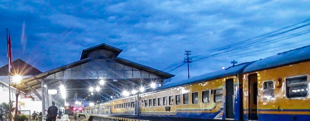 Menjelang Fajar di Stasiun Lempuyangan