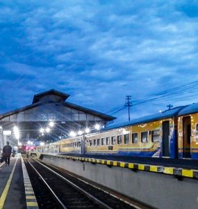 Menjelang Fajar di Stasiun Lempuyangan