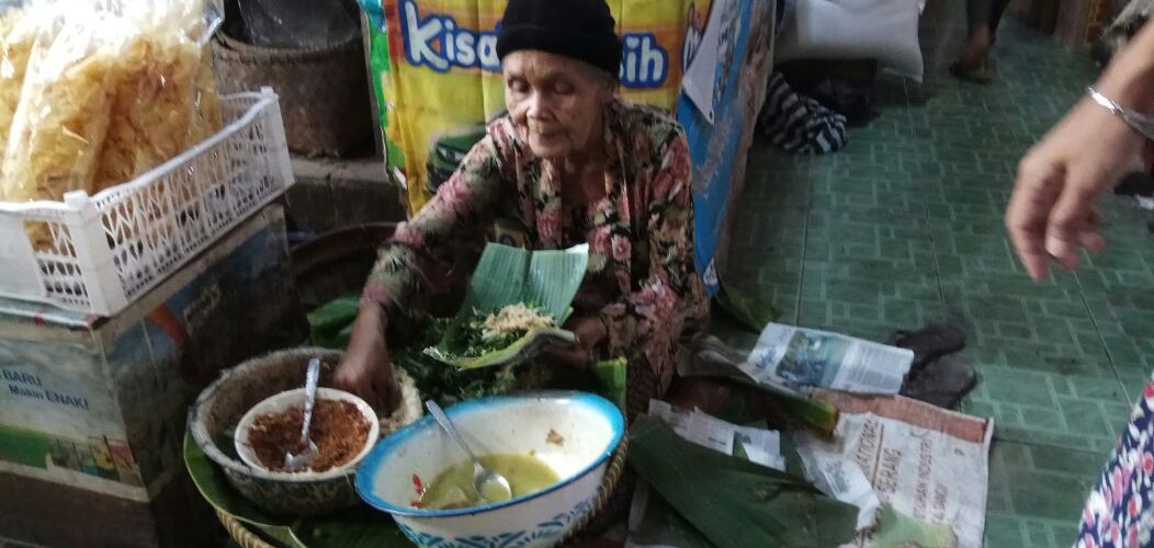 Si Mbah Penjual Pecel Pincuk di Pasar Legi Kotagede