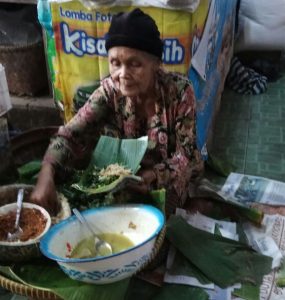 Si Mbah Penjual Pecel Pincuk di Pasar Legi Kotagede