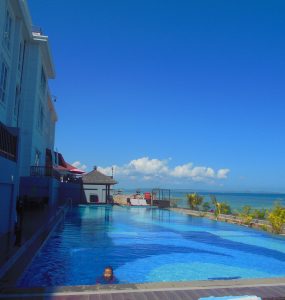 Berenang di Pagi Hari