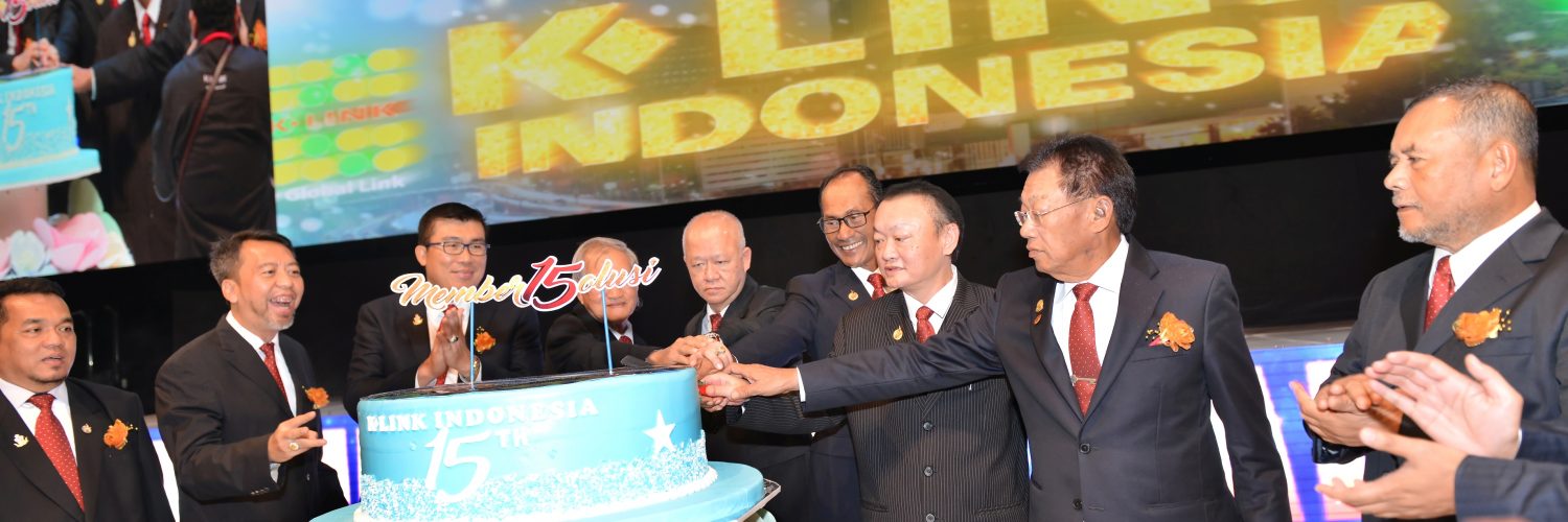 Pemotongan Kue Ulang Tahun oleh Para Board of Directors (BOD) K-Link Internasional
