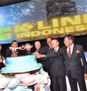 Pemotongan Kue Ulang Tahun oleh Para Board of Directors (BOD) K-Link Internasional