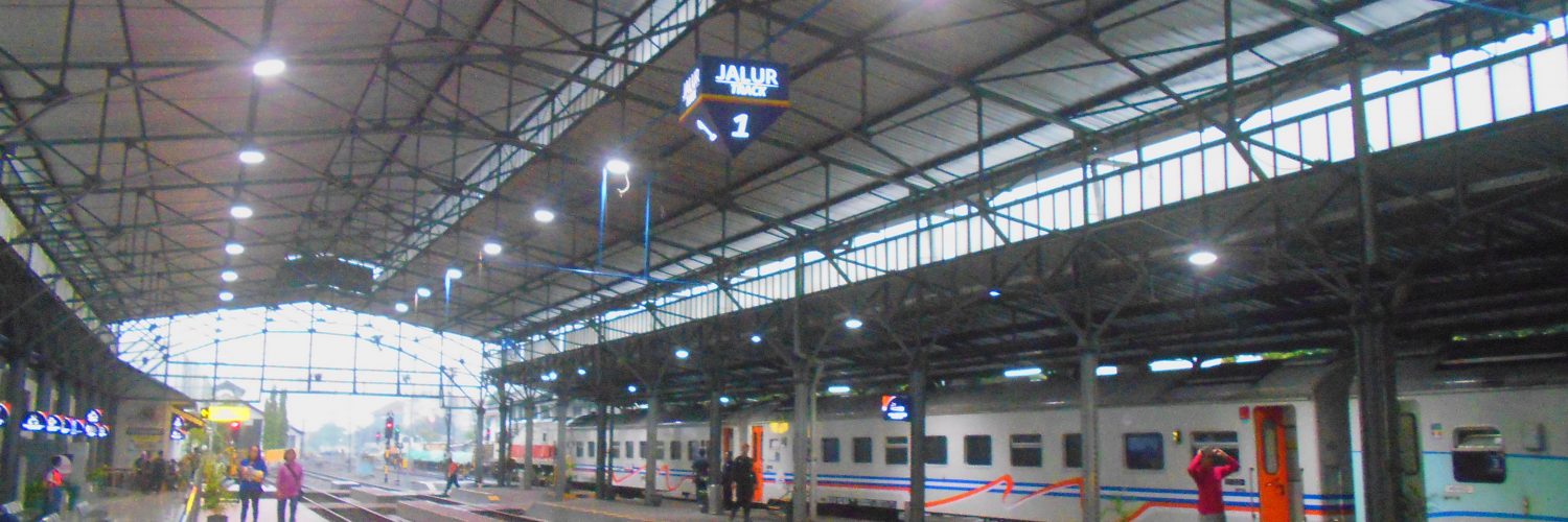 Peron Kereta Api di Stasiun Semarang Poncol