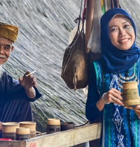 © Bersama Aki Pengrajin Cangkir Bambu