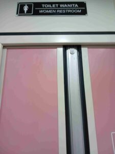 toilet wanita di KA Mataram Ekonomi