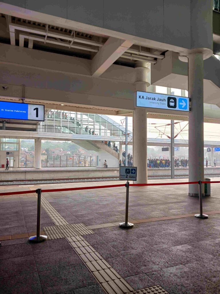 Cara Naik Whoosh dari Bandung ke BSD