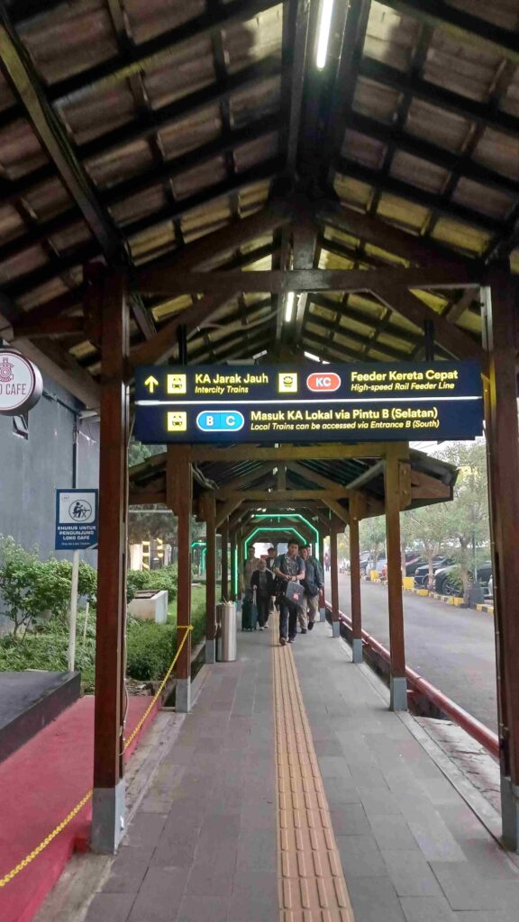 Cara Naik Whoosh dari Bandung ke BSD