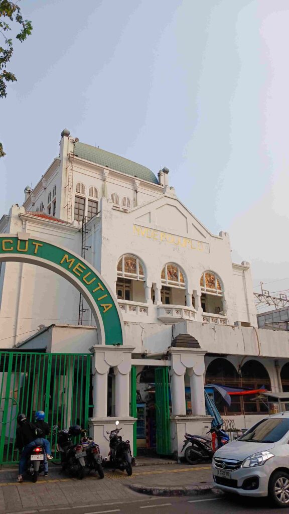Masjid Cut Meutia Tampak Samping, dari Stasiun Gondangdia