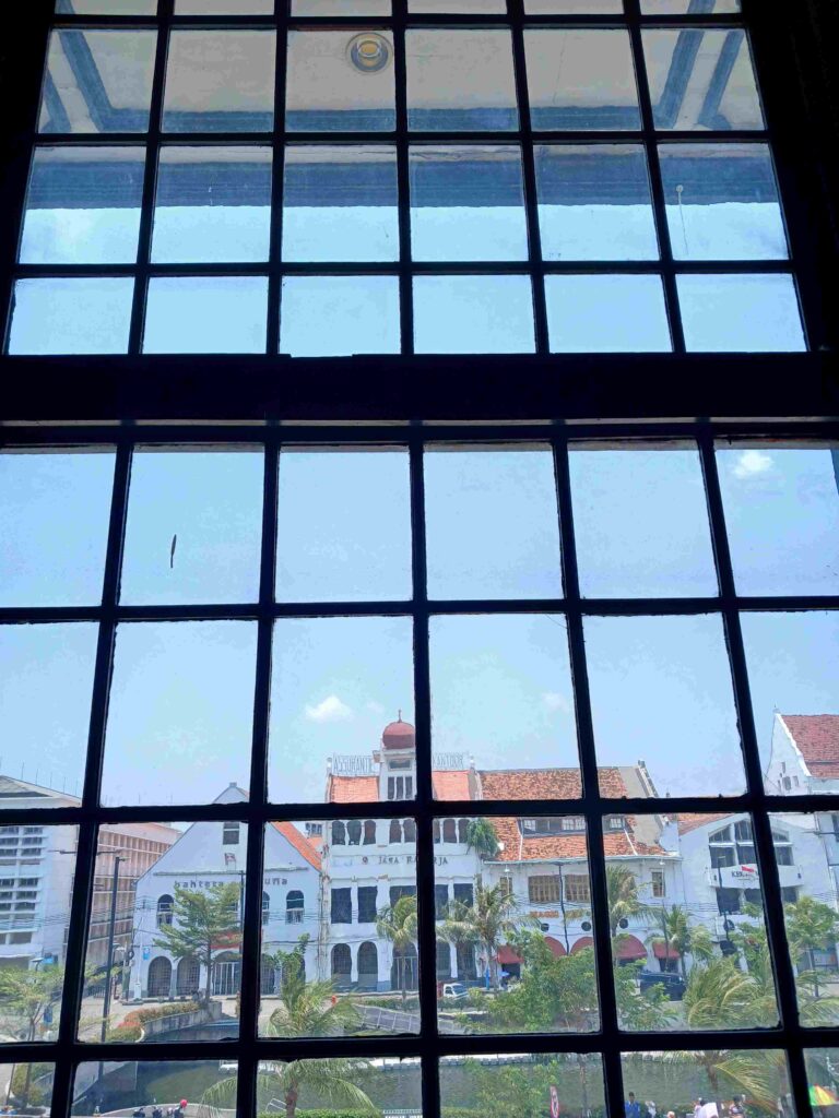Pemandangan dari Jendela Rode Winkel yang bisa melihat Kali Besar, Cafe di Kota Tua Jakarta