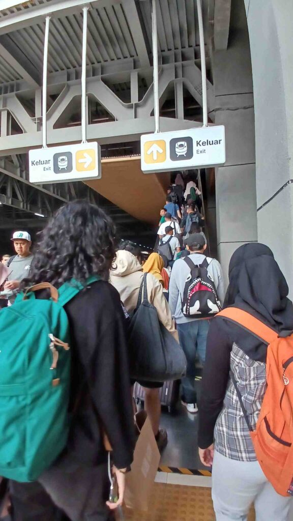 Pindah dari Kereta Feeder ke Whoosh Cara Naik Whoosh dari Bandung ke BSD