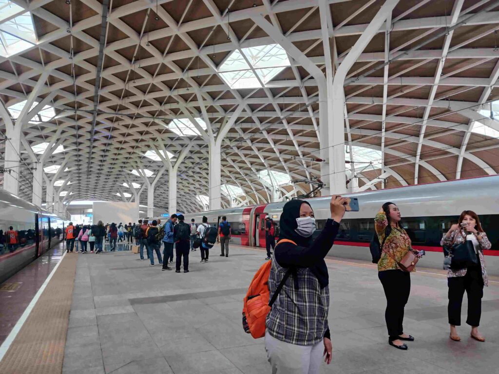 Cara Naik Whoosh dari Bandung ke BSD