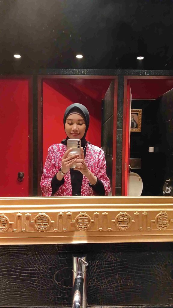 dinding toilet yang berukir simbol kerajaan Mataram (PB)