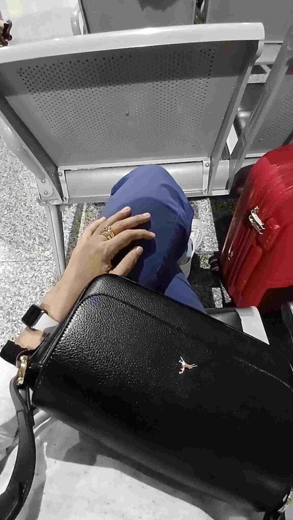 Solo traveling dari BSD ke Jogja naik kereta, duduk di ruang tunggu KA jarak jauh Stasiun Jatinegara