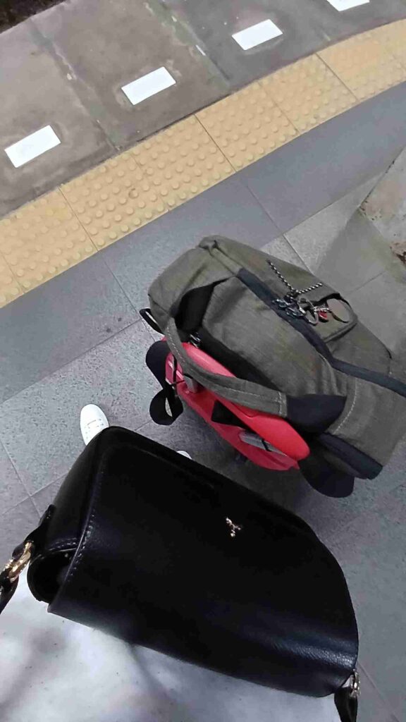 Menunggu kedatangan KA Mataram di Stasiun Jatinegara