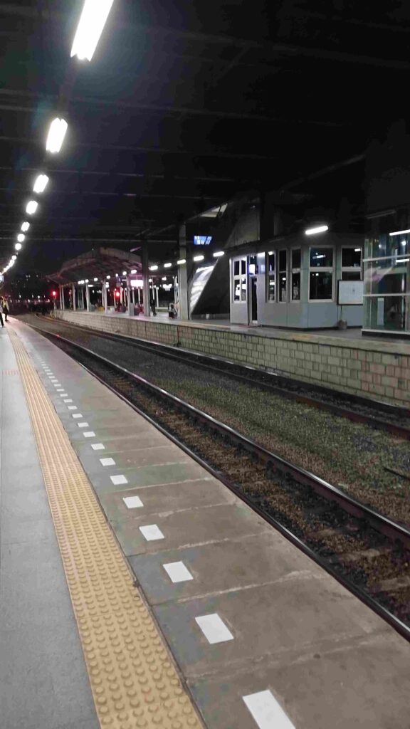 Peron KA Jarak Jauh di Stasiun Jatinegara