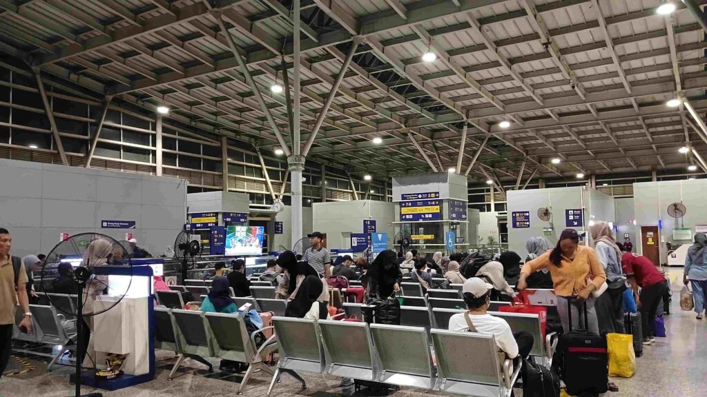 Ruang Tunggu Kereta Jarak Jauh di Stasiun Jatinegara, solo traveling dari bsd ke jogja naik kereta