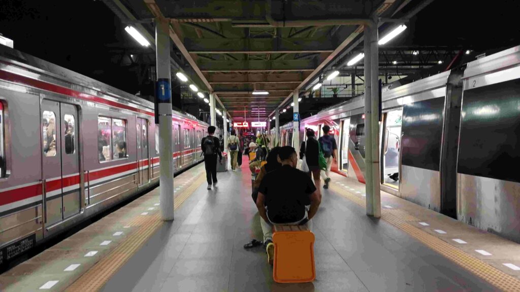 Perpindahan Peron dari KRL ke Kereta Jarak  Jauh Stasiun Jatinegara