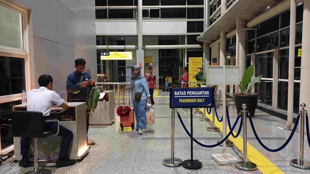 Tempat pemeriksaan boarding pass KA Jarak Jauh, BSD ke Jogja Naik kereta