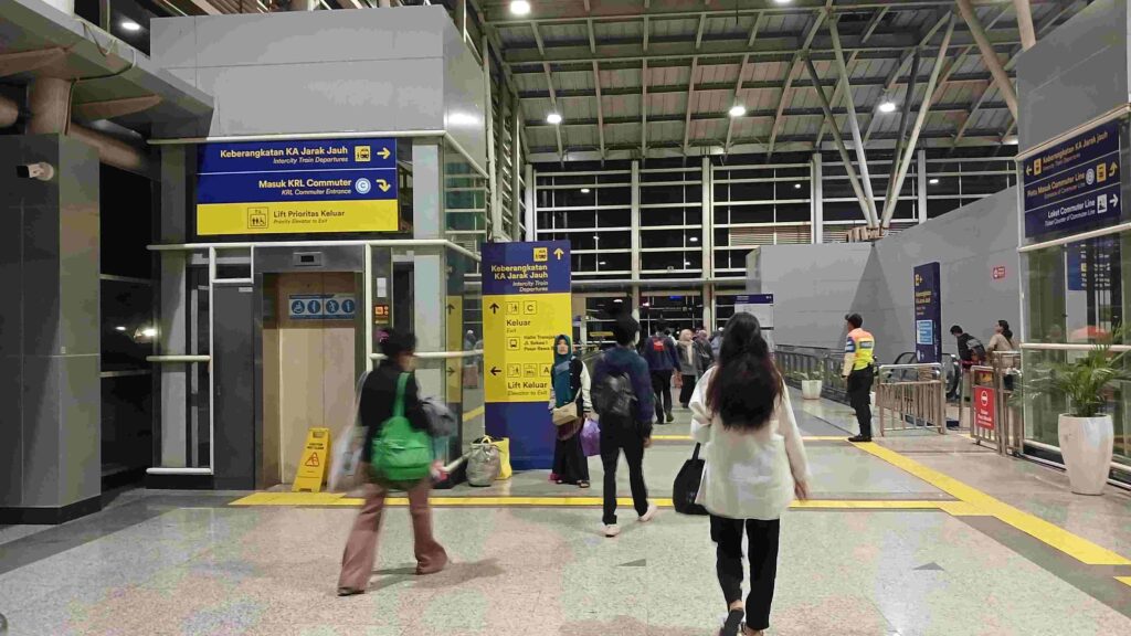 signage menuju keberangkatan kereta jarak jauh