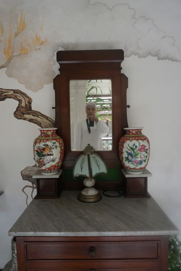 Barang vintage yang menghiasi ruangan di Njonja Munsen Resto