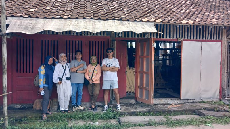 Berpose di Pasar Kayu Muntilan