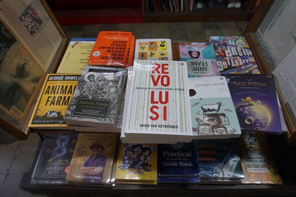 Buku-buku yang dikurasi di Ndalem Natan Bookshop, Rekomendasi Penginapan Terjangkau Yogyakarta