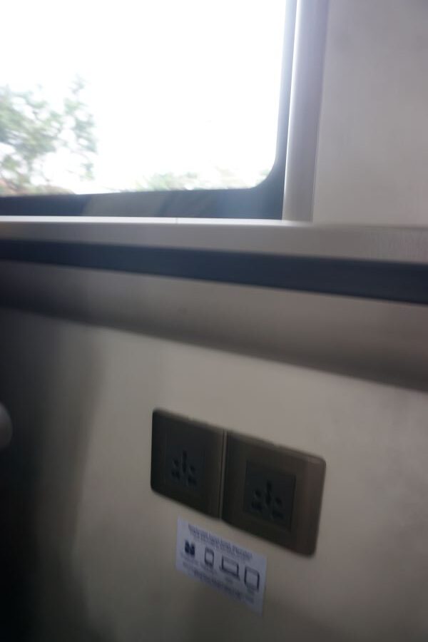 Colokan di pinggir jendela