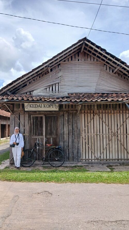 Di Depan Kedai Kopi Pasar Kayu Muntilan