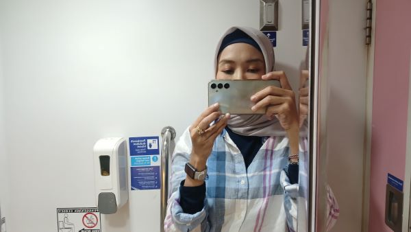 Kaca yang besar di toilet kereta api