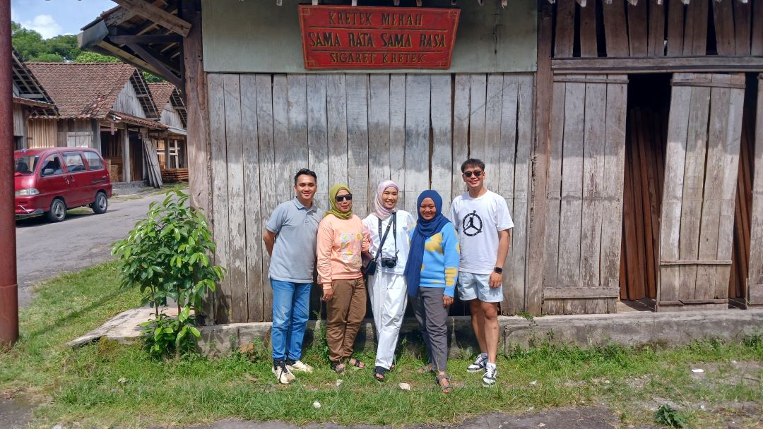 Sehari di Muntilan, Pasar Kayu Muntilan