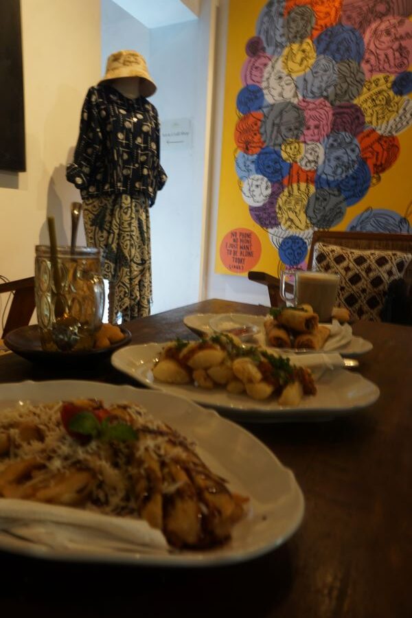 Mencicipi kudapan di Natan Coffee