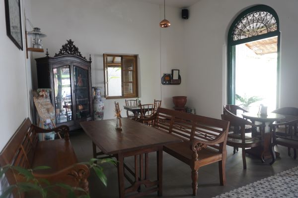 Kursi kayu jati di Njonja Munsen Coffee Dining & Space menu