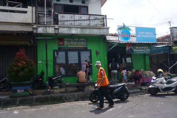 Sop Empal Bu Haryoko, Sehari di Muntilan