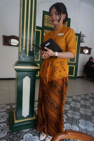 Stafnya berkebaya cantik, Review Njonja Munsen, Hazelnut latte Cafe Muntilan, Review Cafe Muntilan