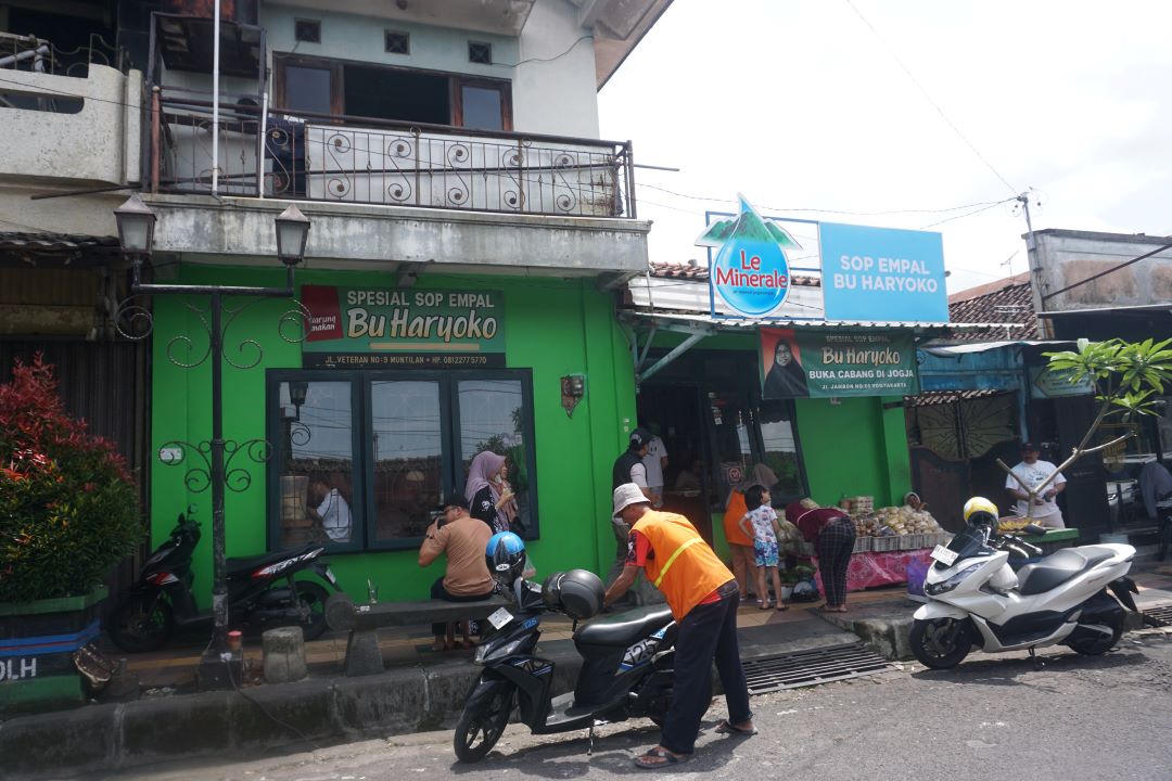 Tampak depan Sop Empal Bu Haryoko Muntilan